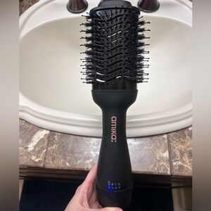 Amika hair blow dry brush 2.0 2-in-1 hair styling tool